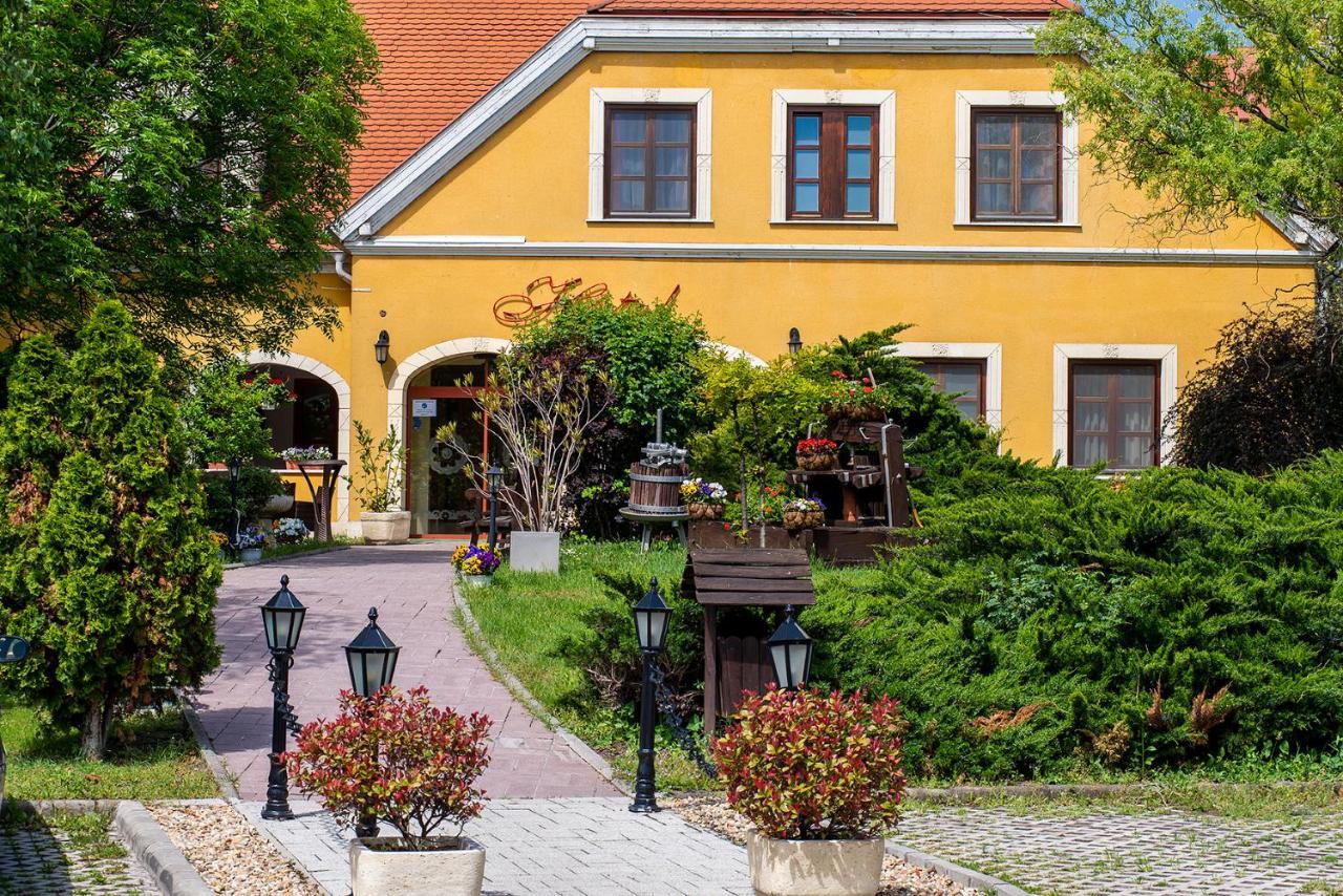 Gastland M0 Hotel & Conference Center Szigetszentmiklós Exteriör bild